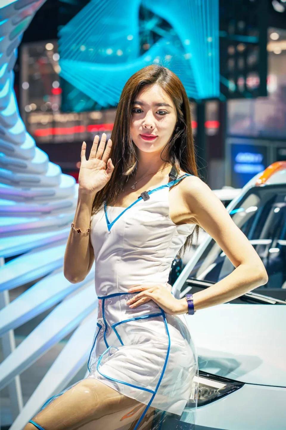 点击进入看图评论 图赏:上海车展上的车模小姐姐们(图19)