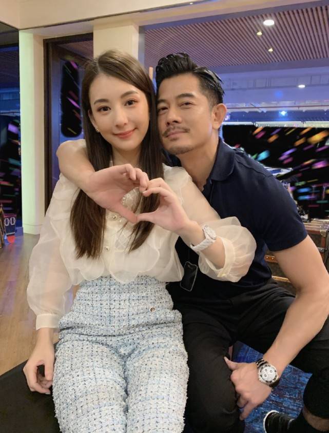 方媛深夜晒母女同框,单手抱娃妈妈力max