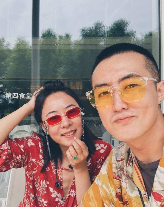 王珞丹的姐姐大方晒出自己的结婚证,证件上显示,男方的本名叫郭金让