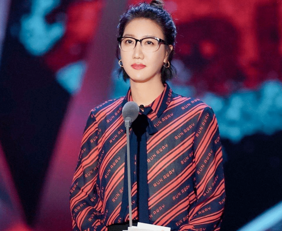 67易立竞造型失手了风衣搭配松垮长裤尽显小女人的娇羞感