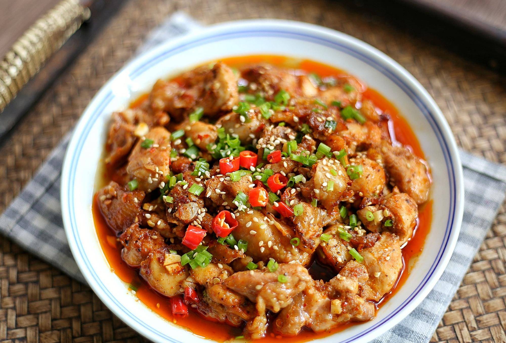 6,然后倒入油炸好的茄子,转大火爆炒至酱汁挂满茄子,最后撒上白芝麻和