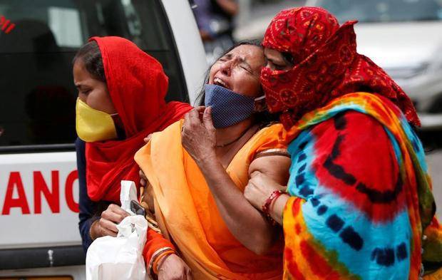 原创日增33万!三重变异病毒被发现,印度死亡率激增,露天火葬缺木材