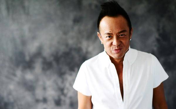 后来他受到美军俱乐部经理赏识成为驻唱歌手,接着被蔡振南挖掘出道