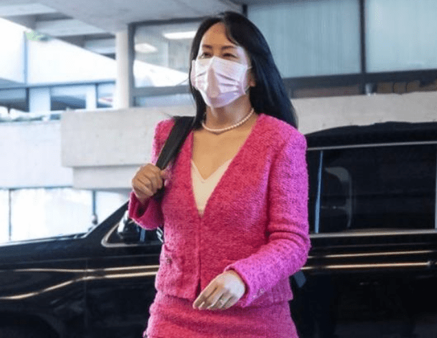 孟晚舟打破年龄界限49岁挑战死亡芭比粉气质高级不失减龄范