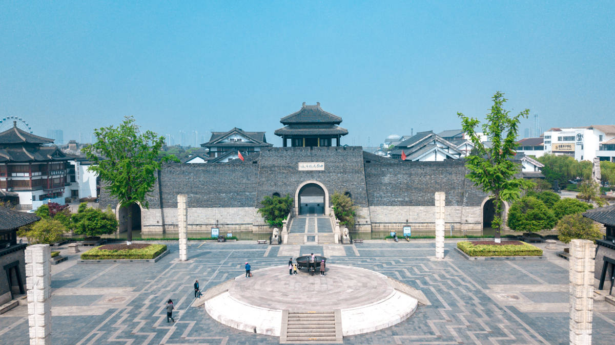 美食街,文化街,最主要的景點就是武進博物館(淹城博物館展廳在二樓)