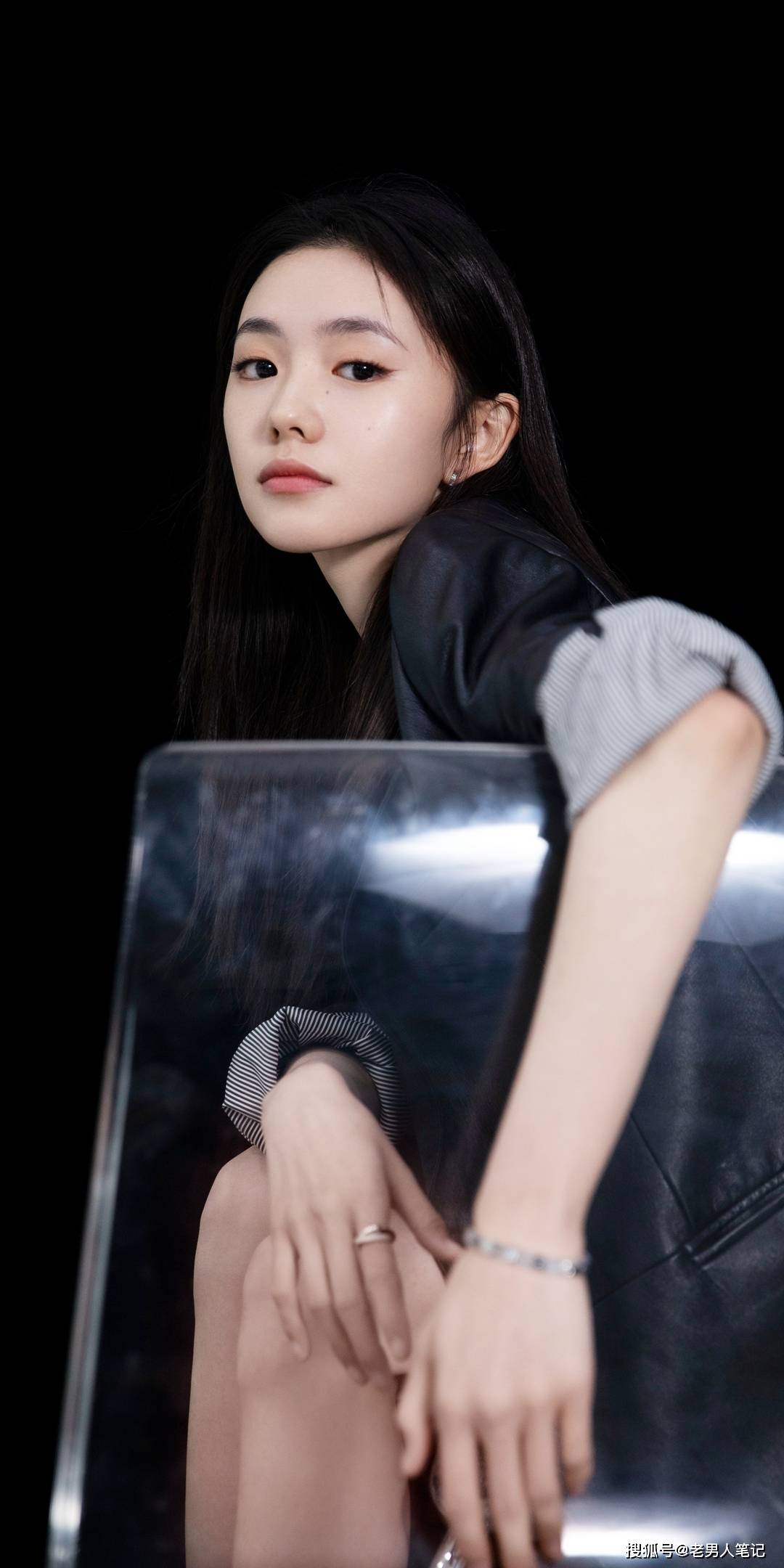 原创00后新任谋女郎刘浩存制服写真今日份学院风小兰