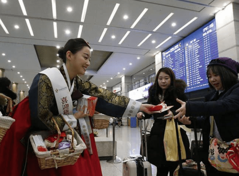 韩国大妈来到中国旅游,买了2瓶茅台当作特产,导游劝她看看价格