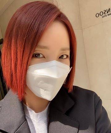 dara剪掉一头长发,亮出最新红发造型,粉丝大呼:2ne1回归