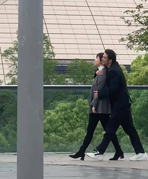 网友偶遇蒋欣杨烁拍戏,杨烁拉衣角撒娇用“锁喉杀”