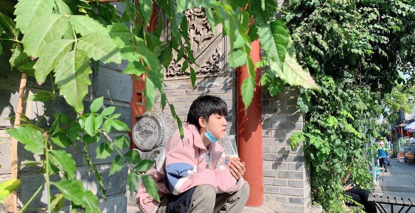 4月23日,德云社于子淇与喜爱自己的粉丝分享了下班后的趣事.