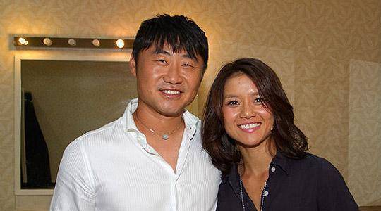 在节目中,李娜和她的老公姜山互相吐槽,非常可爱,不少网友都说结婚14