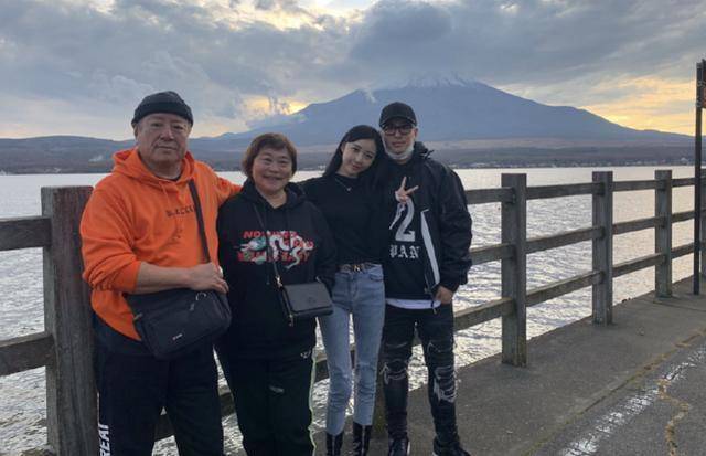 潘玮柏与老婆餐厅吃饭,宣云全程含情脉脉看老公