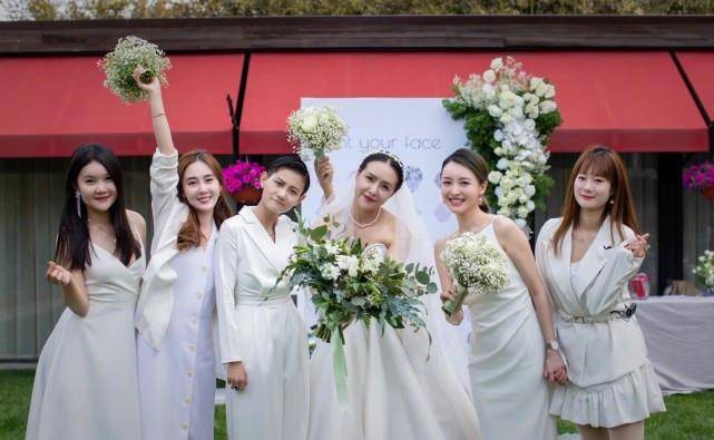 原创2011届超女聚齐!喻佳丽婚礼合照惹人泪目,李斯丹妮却美露面.