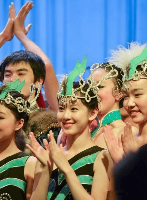 原创北外教授嘲笑清华校庆女团舞丝毫没有美感像洗浴中心开业