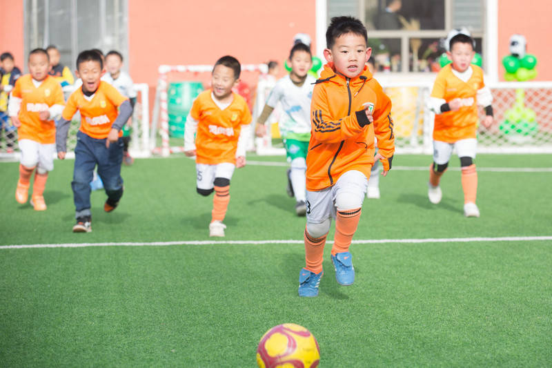 内蒙古幼儿园足球游戏嘉年华：玩转小足球收获大成长_武穆