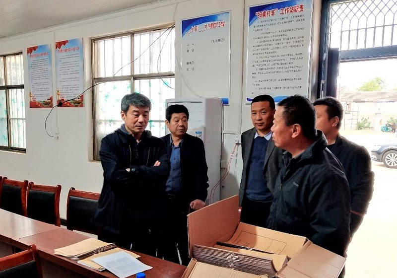 调研组冒雨深入华龙区岳村乡寨里村,濮阳县胡状乡汤庄,针对一户多宅的