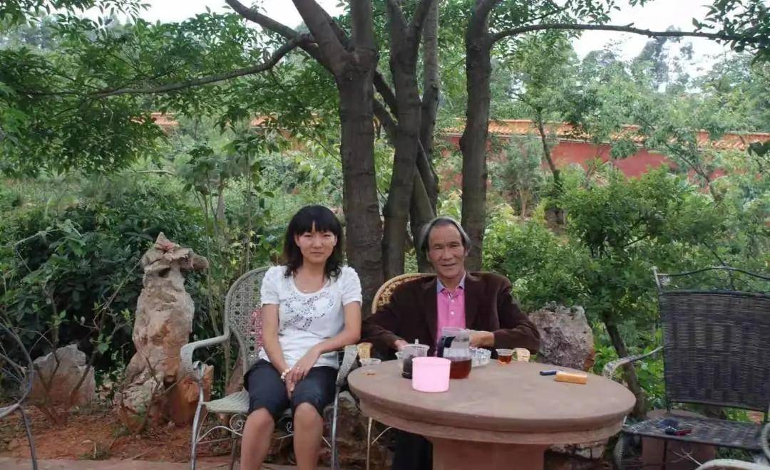 李自铭先生李自铭先生是昆明市四甲人,自幼饱受生活磨练,高中毕业后