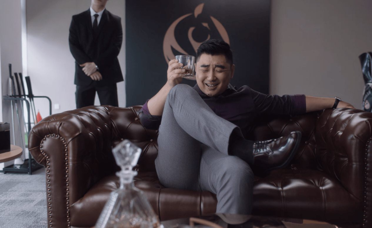 在剧中,同样是赛马集团董事的方远洋,因为夏君山迎合了他的创作理念