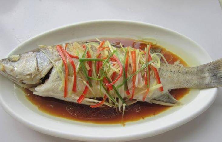 做清蒸鱼,不可直接上锅蒸!大厨教你5招,鱼又鲜又嫩,入味不腥