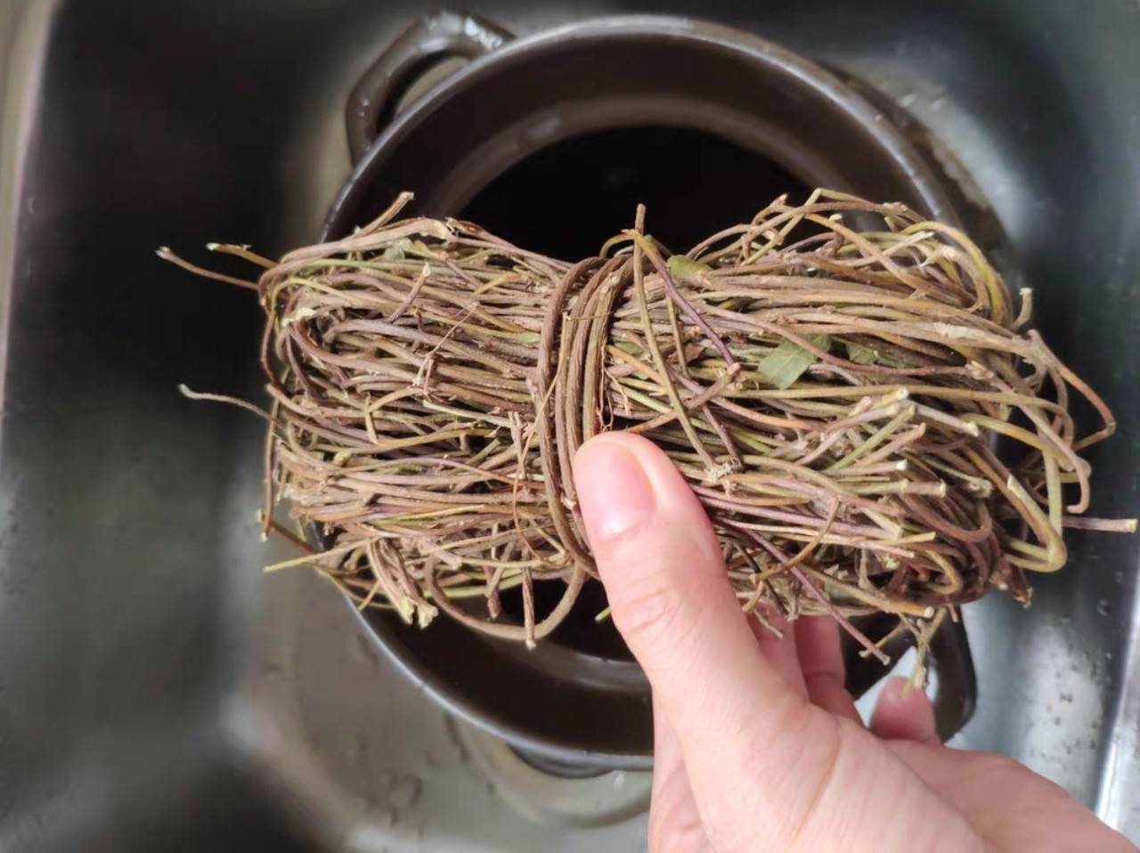 蜜枣做法:鸡骨草不用拆开,简单清洗表面灰尘即可;赤小豆和薏米泡水2