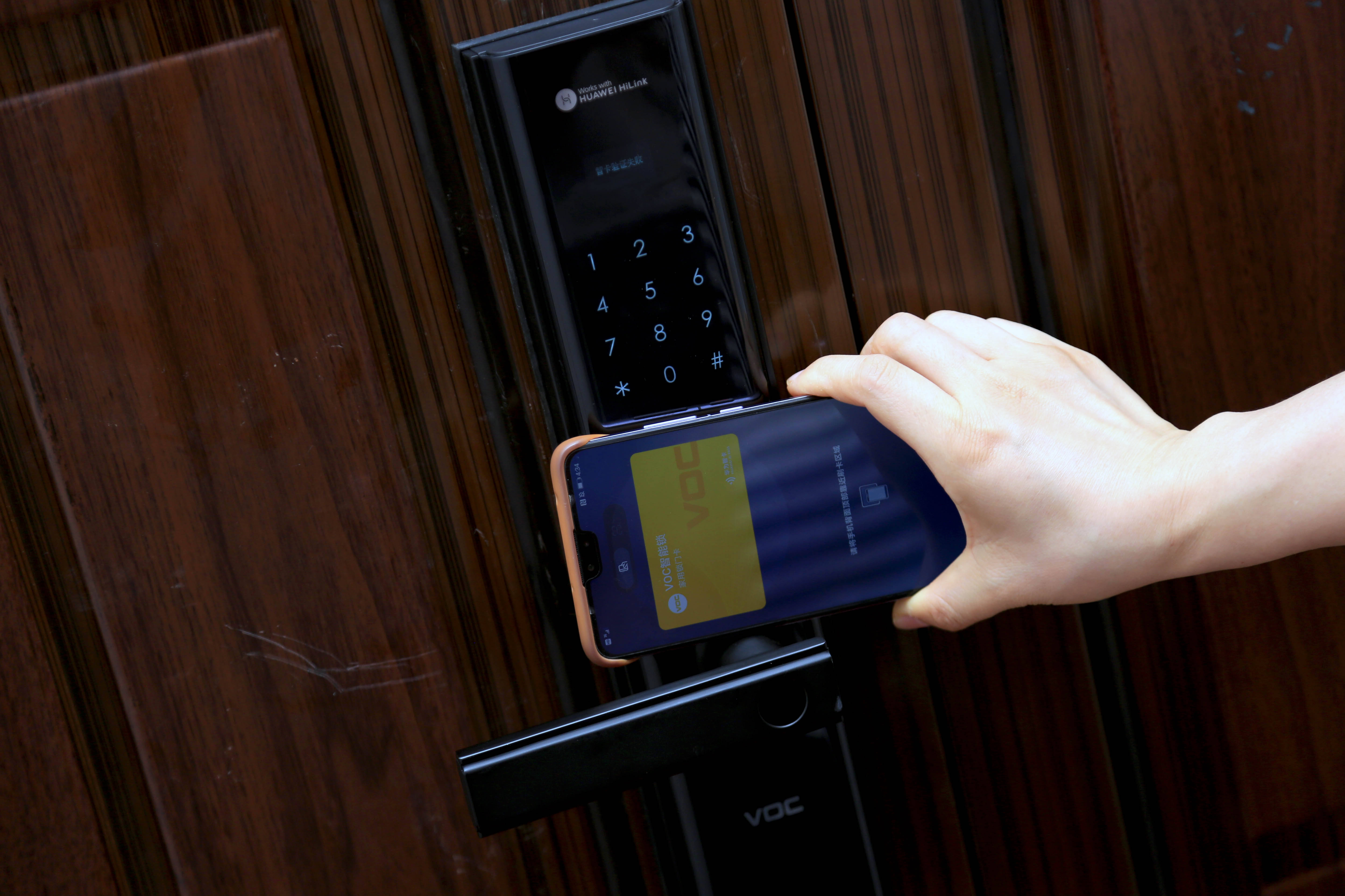 原创入手华为智选voc智能门锁s后,终于享受到不带钥匙开门的快乐