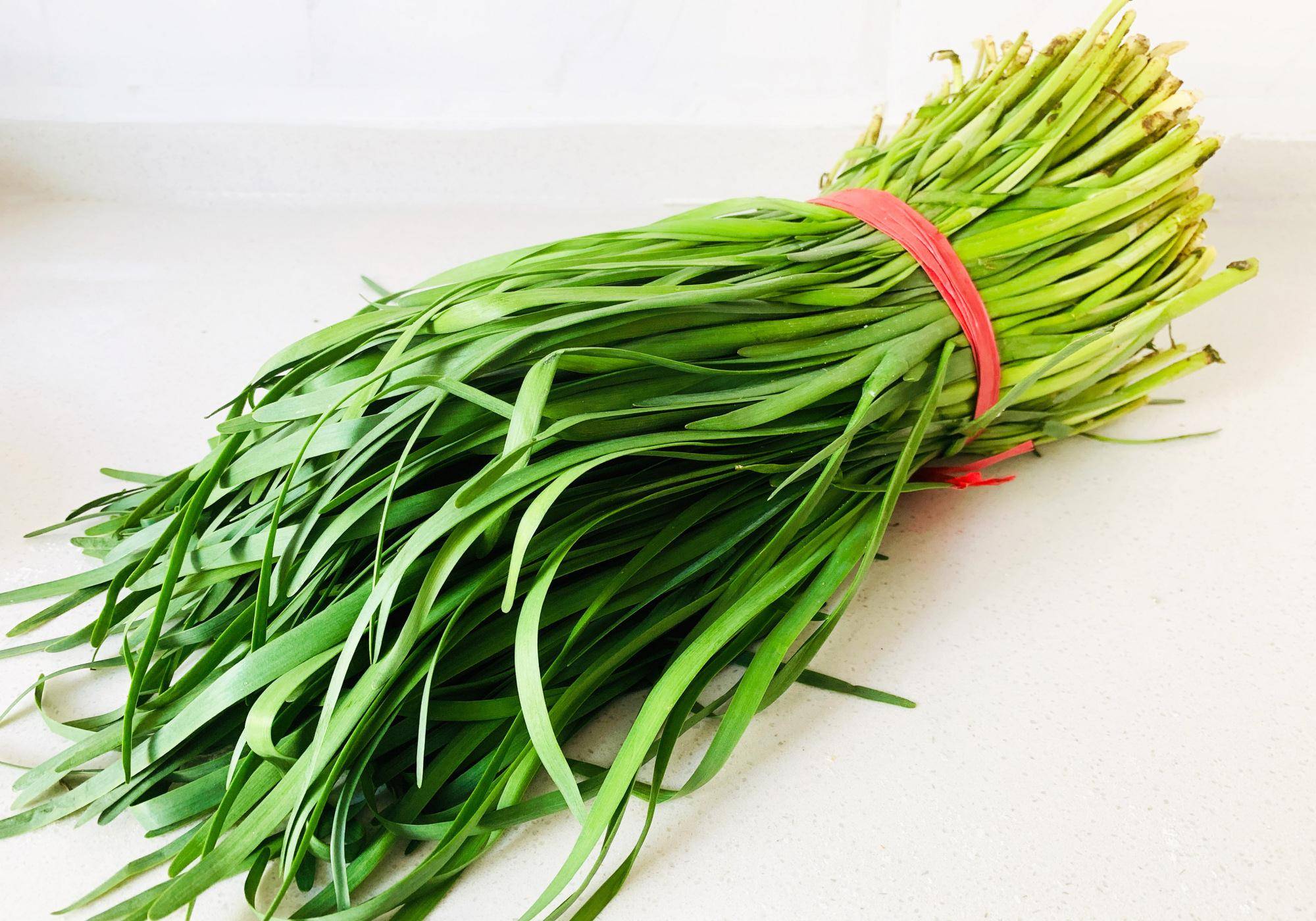 原创北方晚春韭菜才正鲜这样调馅儿无论做啥不出水不露馅还碧绿