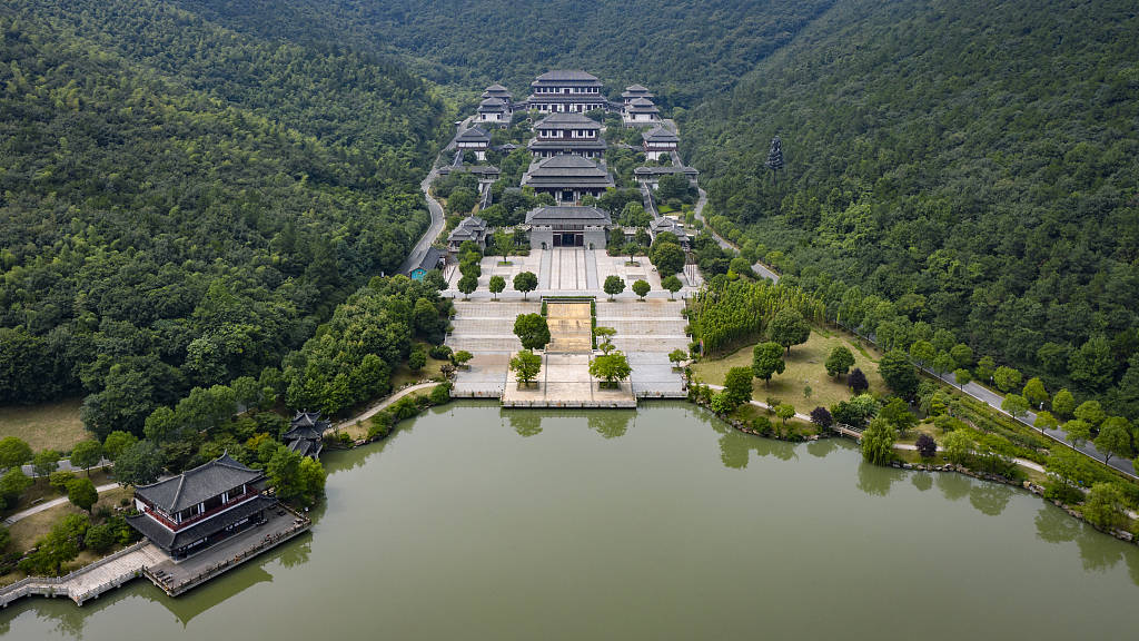 视觉中国 图穹窿山位于苏州吴中区西北部,主峰箬帽峰海拔341.