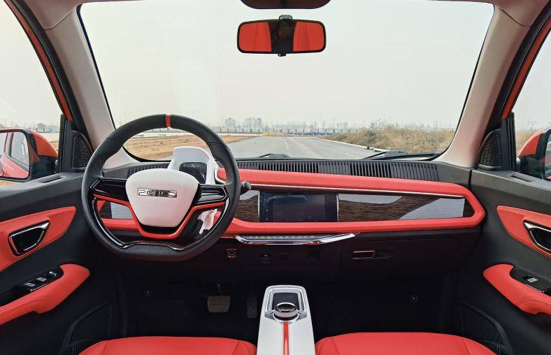 此外,朋克美美的设计也比较注重年轻人追求的精致感,内饰除了配备了