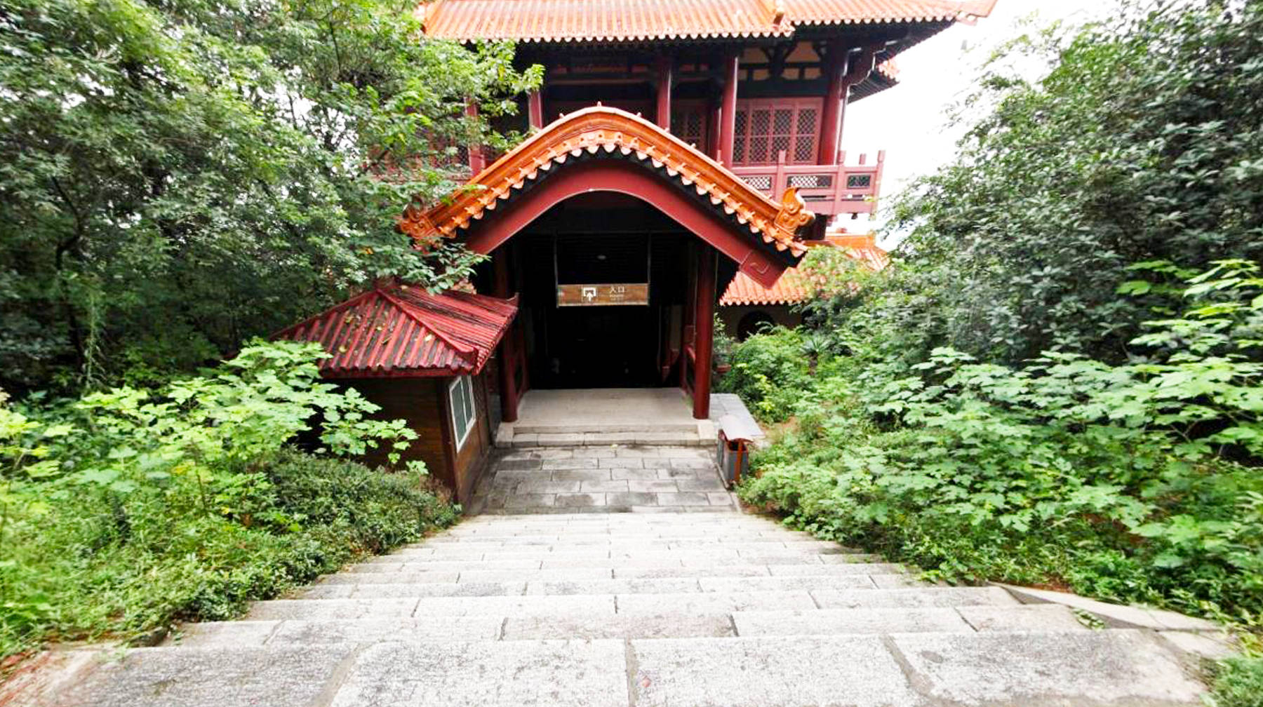 游览武汉东湖,在磨山上探访一座楚国古风建筑,鸟瞰湖景的好地方_天台