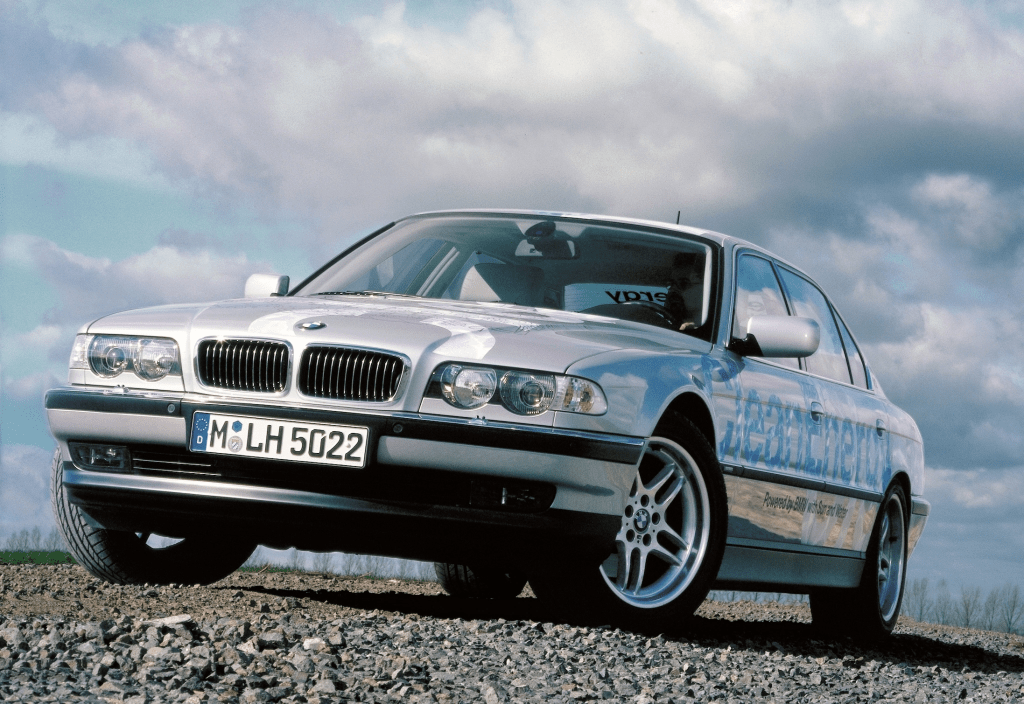 多年前就玩氢内燃 宝马的技术确实厉害 双燃料