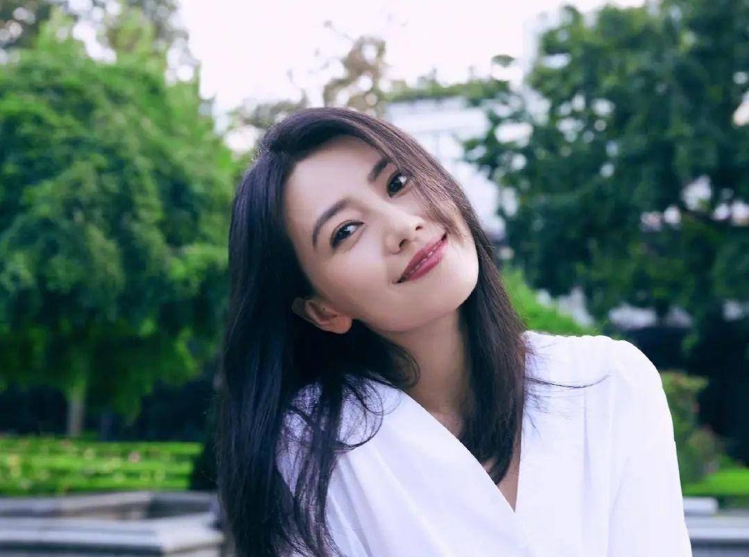胡歌客串出演高圆圆新剧，身穿保安制服出镜，身材挺拔仍难掩帅气
