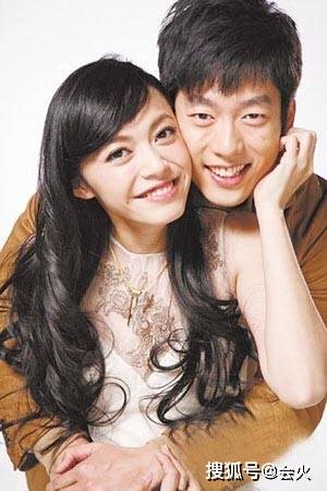 41歲姚晨與曹鬱機場秀恩愛！一路手挽手不鬆開，結婚9年恩愛如初 娛樂 第7張