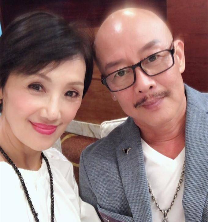 66岁韩马利现身餐厅大病初愈素颜憔悴却未拒绝粉丝合影要求