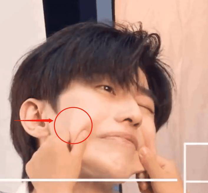 无美颜镜头从侧面怼着脸拍,蔡徐坤的鼻子看起来都是相当立体,而且给人