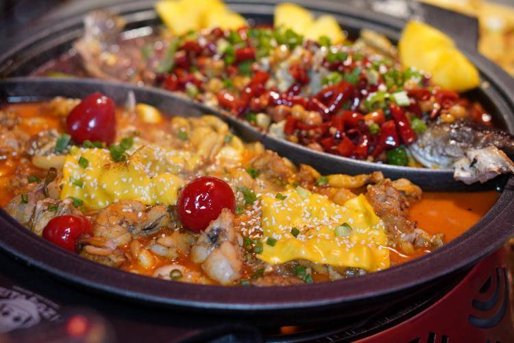 原创国潮风韦堂主驾到独创鸳鸯烤鱼一份烤鱼两种风味吃过都说赞