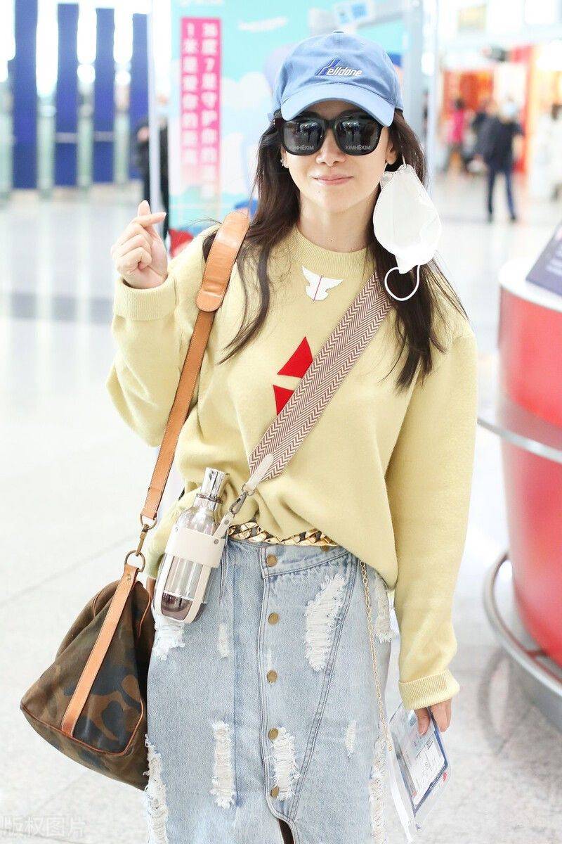 下图照片中,陈紫函穿了一件浅黄色卫衣加牛仔浅色半身裙,陈紫函可真是