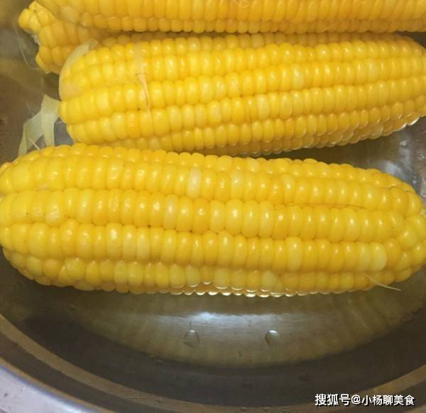 叶子|煮玉米的时候，不要只加盐，还要有“1味”，玉米煮出来又香又甜