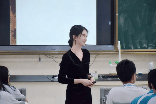 重庆高校现女神老师,才气比颜值吸引人,学生直言:从不逃课