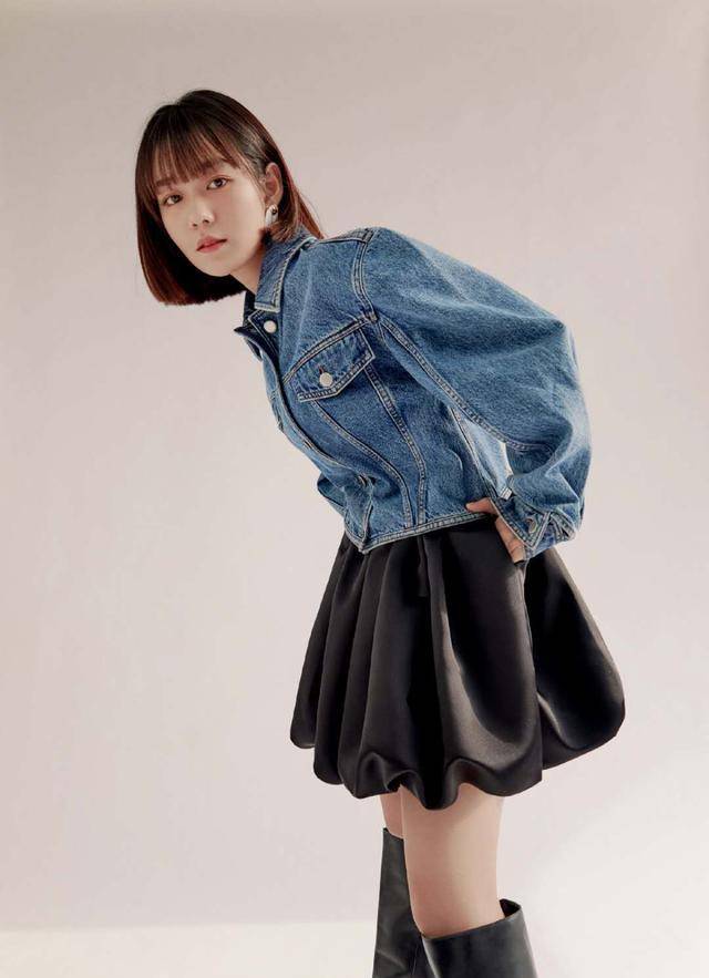 段奥娟写真露出上身穿着一件牛仔夹克衫清纯有气质