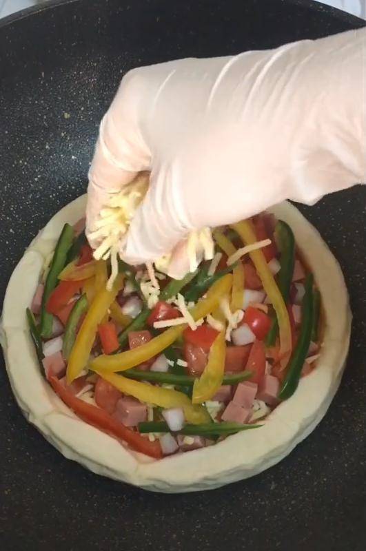 用平底锅做出来的披萨怎么做