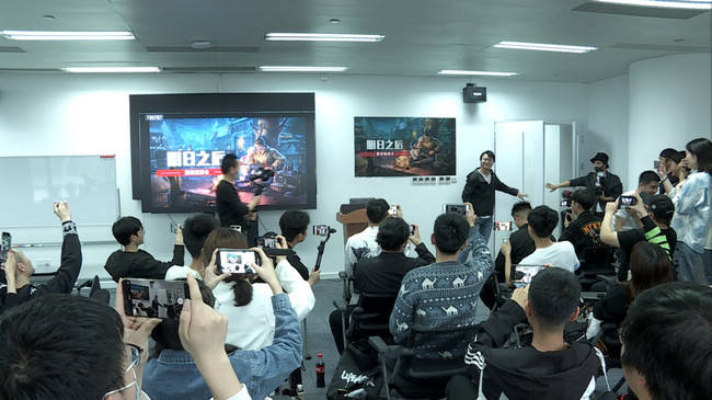 明日之后的策划有多接地气?玩家找对线竟被拉来开见面会_小晨