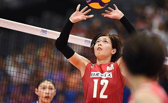 间接透露了佐藤没能入选名单的原因,新阵容的二传是关菜,田代佳奈美