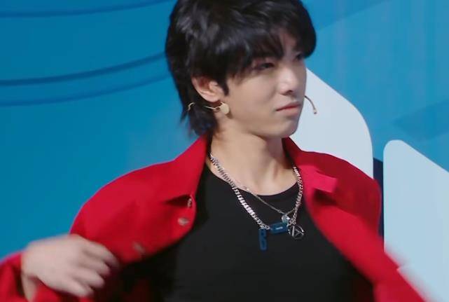 华晨宇当众脱外套抬起手臂那一刻网友有女儿了就是不一样