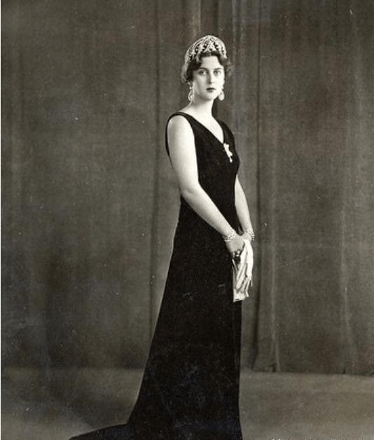 她22岁就成了菲利普亲王的情人,保持几十年,女王邀请她参加葬礼_彭妮