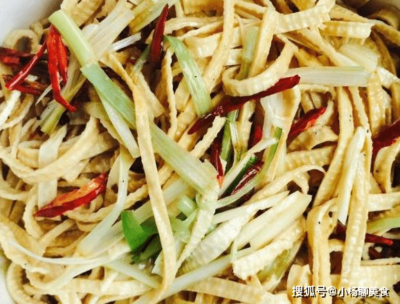 炒豆腐皮加一宝 排出体内毒素 预防子宫早衰 血管也畅通无阻 葱花