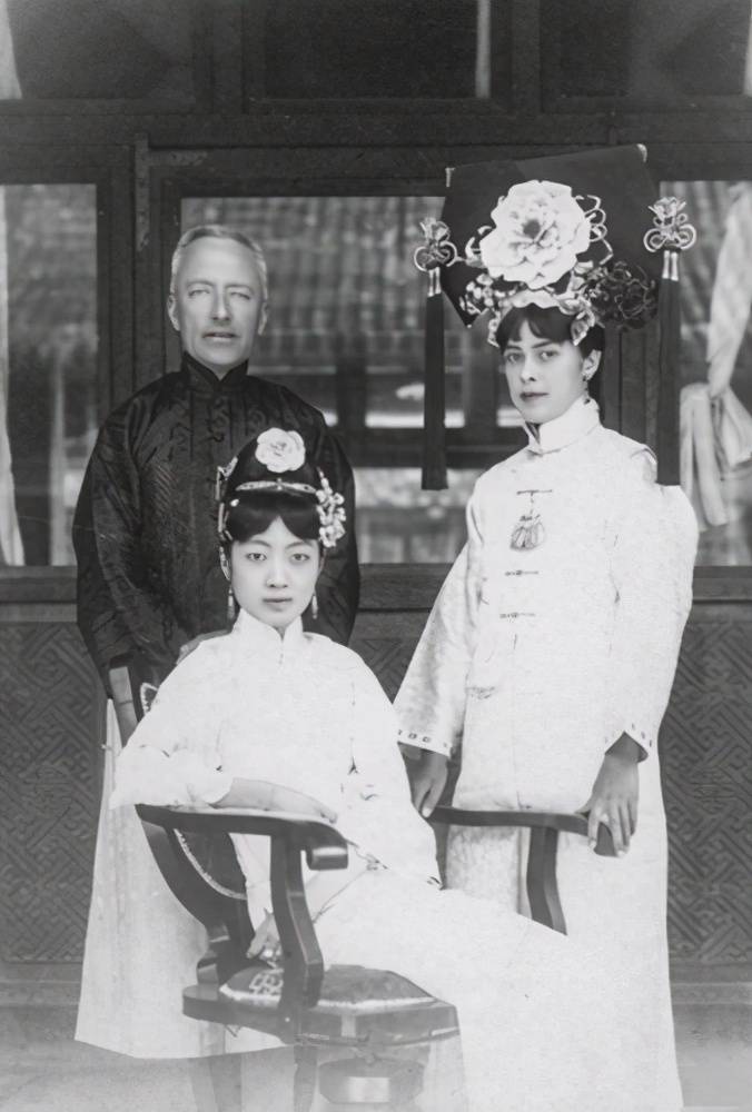 婉容的父亲郭布罗·荣源毕业于京师大学堂,接受过新进文化的他既有