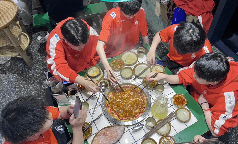 聚餐|零封GK之后，AG超玩会深夜火锅聚餐庆祝，月光：笑影别再吃了