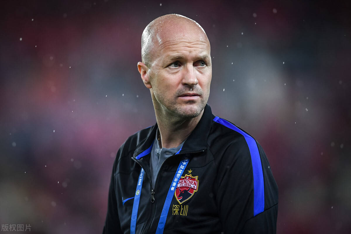 时,不知道出于什么考虑,将金特罗和郜林两位攻击手都放在了替补席上