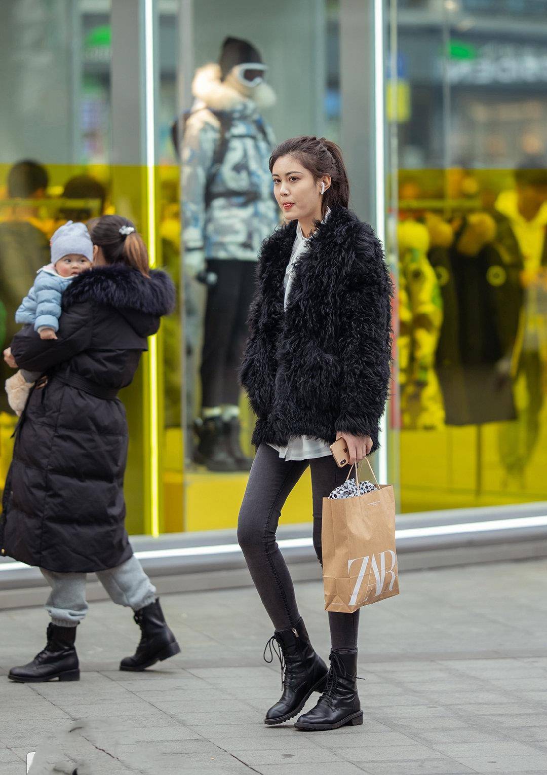 时尚穿搭 冬季很多女生选择马丁靴 时尚好看还彰显品味 效果