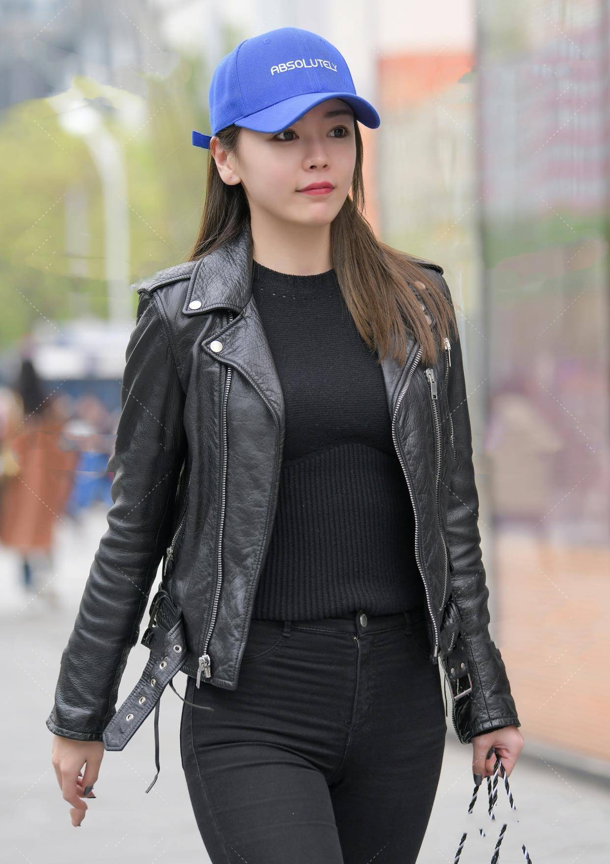 原创黑色皮衣搭配黑色牛仔裤,一身黑色系穿搭,穿出了酷飒之美